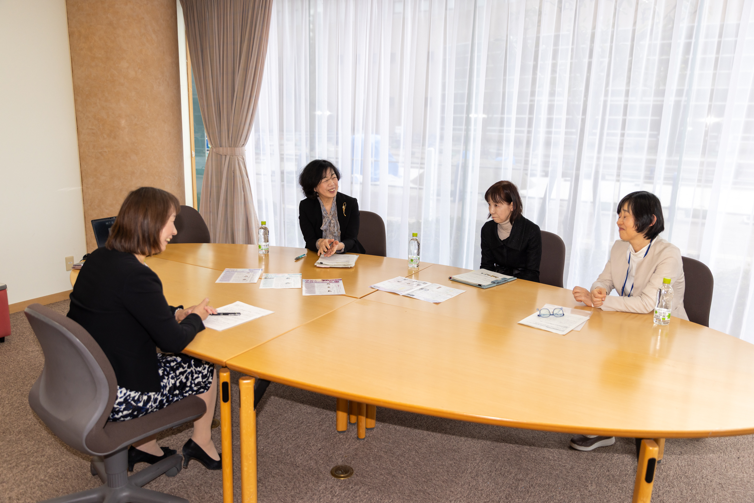 女性リーダー塾の受講生の行動変容について話す荒金と牧野氏、君波氏、牧野氏、八島氏
